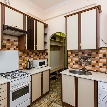 Квартира Подобово В Центрі На Вулиця Скорика 25 Колишня Чайковського Біля Філармонії Lviv Kültér fotó